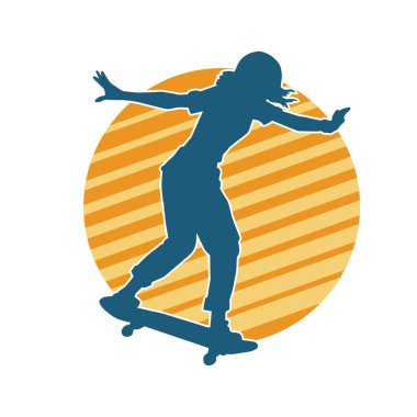 Hareket halindeki bir kadın silueti kaykay üzerinde poz veriyor. Kaykaylı şehirli bir kızın silueti..