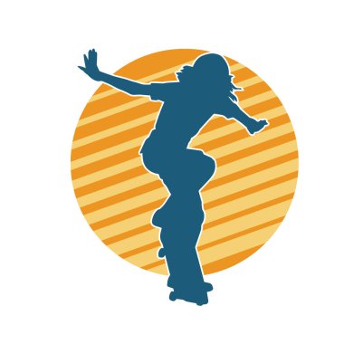 Hareket halindeki bir kadın silueti kaykay üzerinde poz veriyor. Kaykaylı şehirli bir kızın silueti..