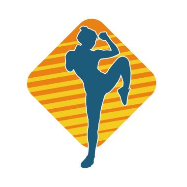 Hareketli kadın kickboksör atletinin silueti. Tekme atan bir kadının silueti..