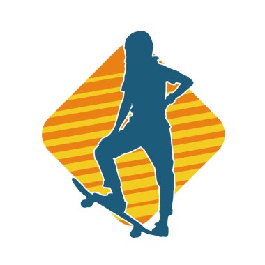 Hareket halindeki bir kadın silueti kaykay üzerinde poz veriyor. Kaykaylı şehirli bir kızın silueti..