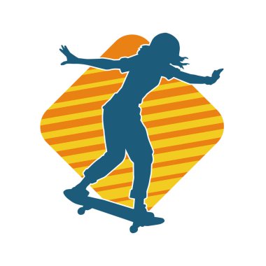 Hareket halindeki bir kadın silueti kaykay üzerinde poz veriyor. Kaykaylı şehirli bir kızın silueti..