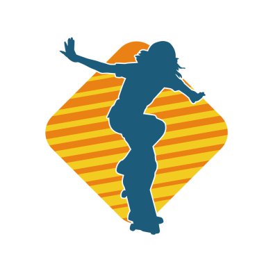 Hareket halindeki bir kadın silueti kaykay üzerinde poz veriyor. Kaykaylı şehirli bir kızın silueti..