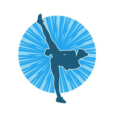 Dövüş sanatları tekmesi atan bir kadının silueti. Sportif bir kadının silueti tekme hareketi yapıyor..
