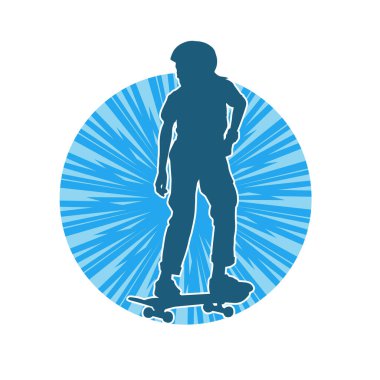 Hareket halindeki bir kadın silueti kaykay üzerinde poz veriyor. Kaykaylı şehirli bir kızın silueti..