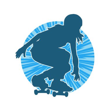 Hareket halindeki bir kadın silueti kaykay üzerinde poz veriyor. Kaykaylı şehirli bir kızın silueti..