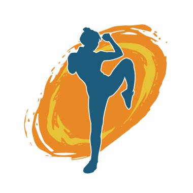 Hareketli kadın kickboksör atletinin silueti. Tekme atan bir kadının silueti..