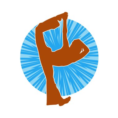 Dövüş sanatları yapan zayıf bir kadının silueti. Dövüş sanatlarında çalışan bir kadının silueti..