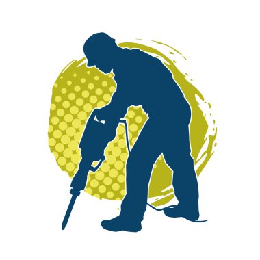 Matkap aletleri taşıyan inşaat işçisi kostümlü bir adamın silueti. İnşaat işçisi erkek silueti elektrikli matkapla hareket halinde poz veriyor. 