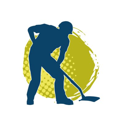 Kürek taşıyan bir işçinin silüeti. Bir işçinin hareket halindeki silueti kürek aracı kullanarak poz verir.