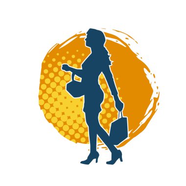 Sıska genç bir kadının silüeti alışveriş torbaları taşıyor..