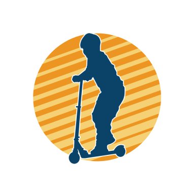 Bir çocuk silueti otomatik oyuncak bir araca biner..