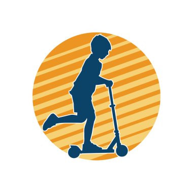 Bir çocuk silueti otomatik oyuncak bir araca biner..