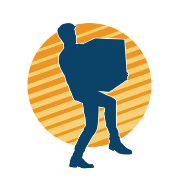 Mukavva kutuyu kaldıran bir adamın silüeti. Bir teslimat kuryesinin silüeti.