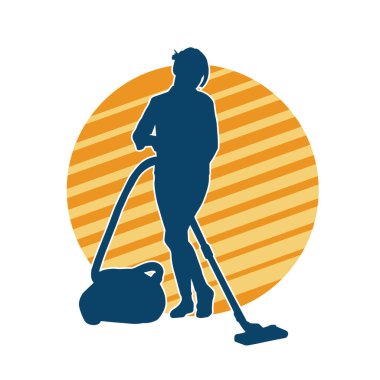 Bir kadının silueti elektrik süpürgesi kullanarak temizlik yapıyor.