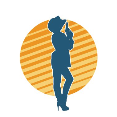 Kovboy kostümü giymiş bir kadın modelin silueti. Silah taşıyan bir kovboy kız silueti..