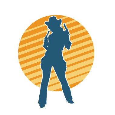 Kovboy kostümü giymiş bir kadın modelin silueti. Silah taşıyan bir kovboy kız silueti..