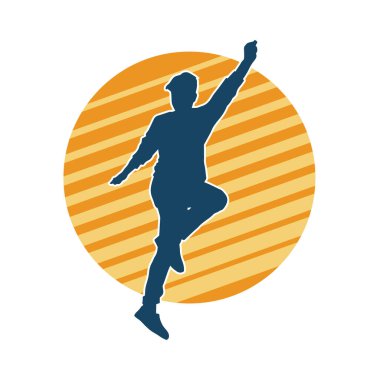 Hareket halindeki bir erkek dansçının silueti. Dans eden zayıf bir adamın silueti..