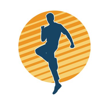 Hareket halindeki bir erkek dansçının silueti. Dans eden zayıf bir adamın silueti..