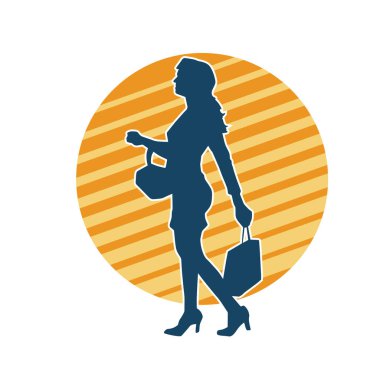 Sıska genç bir kadının silüeti alışveriş torbaları taşıyor..