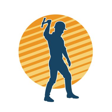 Hareket halindeki bir işçinin silueti, baltasını kullanarak poz verir..