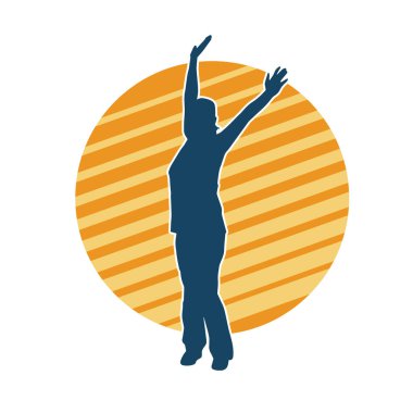 Kollarını kaldıran kadın silueti. Bir kadının silueti ellerini kaldırıyor..