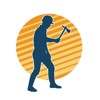 Hareket halindeki bir işçinin silueti, baltasını kullanarak poz verir..