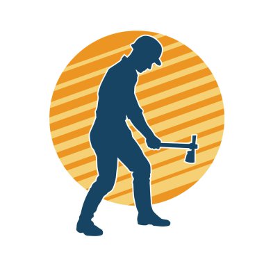 Hareket halindeki bir işçinin silueti, baltasını kullanarak poz verir..