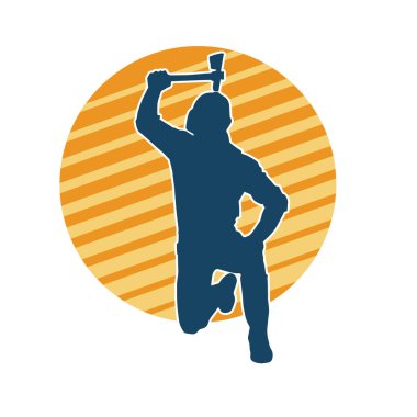 Hareket halindeki bir işçinin silueti, baltasını kullanarak poz verir..