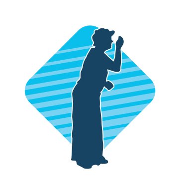 Poz vermiş yaşlı bir kadının silueti. Poz vermiş yaşlı bir kadının silueti..