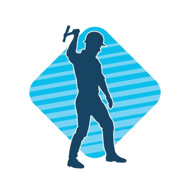 Hareket halindeki bir işçinin silueti, baltasını kullanarak poz verir..