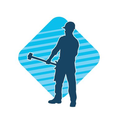 Çalışan bir işçinin silueti balyoz aletini kullanarak hareket halinde poz verir.