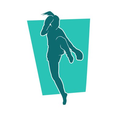 Hareketli kadın kickboksör atletinin silueti. Tekme atan bir kadının silueti..