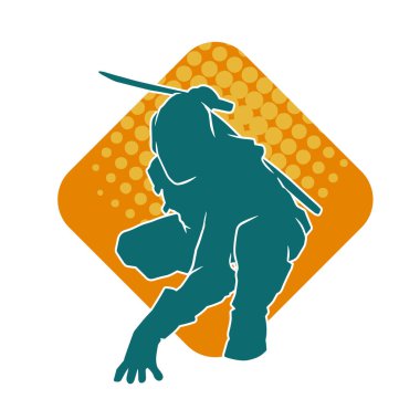 Ninja kostümlü bir erkeğin silueti Samuray Katana kılıcı taşıyor..