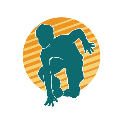 Doğu dövüş sanatı pozu veren bir adamın silueti. Dövüş sanatlarında bir erkeğin silueti..