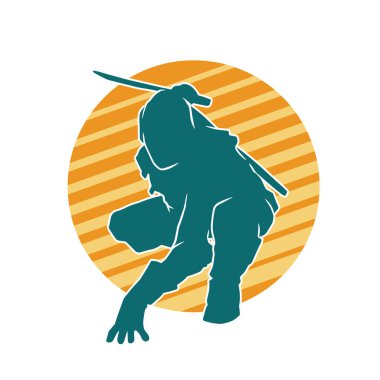 Ninja kostümlü bir erkeğin silueti Samuray Katana kılıcı taşıyor..