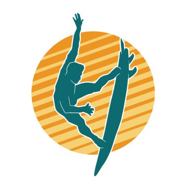 Sörf tahtasında sörf yapan bir erkeğin silueti. Sörf tahtasında gezen bir adamın silüeti..