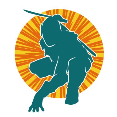 Ninja kostümlü bir erkeğin silueti Samuray Katana kılıcı taşıyor..