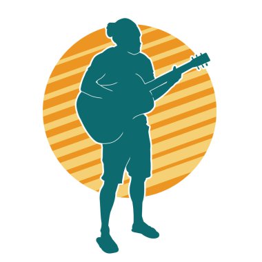 Erkek gitaristin silueti. Akustik gitar çalan bir adamın silueti..