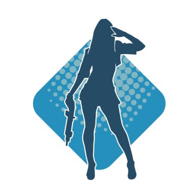 Seksi, zayıf bir kadın savaşçının silueti. Poz verirken pompalı tüfek taşıyor..