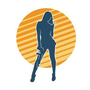 Seksi, zayıf bir kadın savaşçının silueti. Poz verirken pompalı tüfek taşıyor..