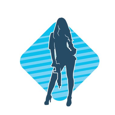 Seksi, zayıf bir kadın savaşçının silueti. Poz verirken pompalı tüfek taşıyor..