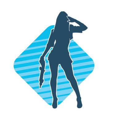 Seksi, zayıf bir kadın savaşçının silueti. Poz verirken pompalı tüfek taşıyor..