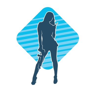 Seksi, zayıf bir kadın savaşçının silueti. Poz verirken pompalı tüfek taşıyor..