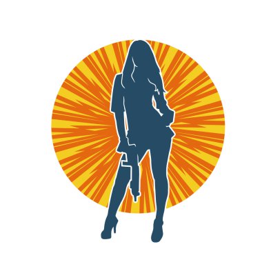 Seksi, zayıf bir kadın savaşçının silueti. Poz verirken pompalı tüfek taşıyor..