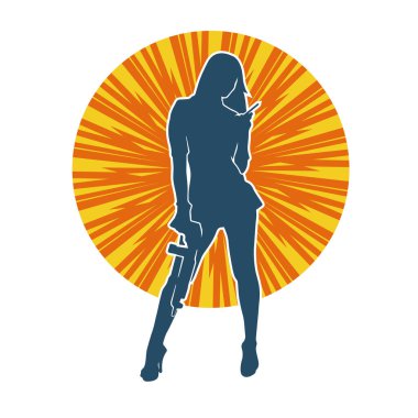 Seksi, zayıf bir kadın savaşçının silueti. Poz verirken pompalı tüfek taşıyor..