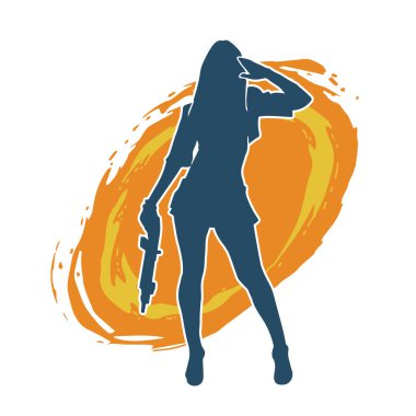 Seksi, zayıf bir kadın savaşçının silueti. Poz verirken pompalı tüfek taşıyor..