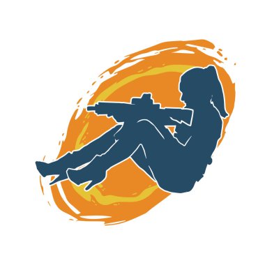 Makineli tüfek taşıyan kadın savaşçının silueti.. 