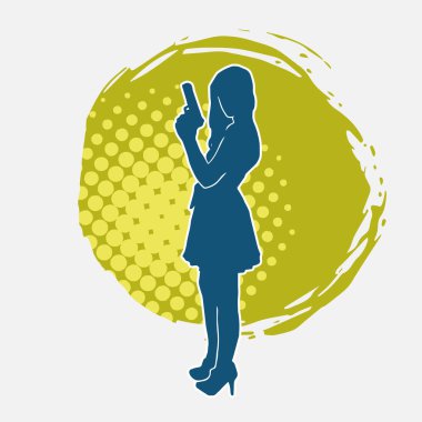 Kadın kıyafeti giymiş siluet bir kadın. Tabanca ya da tabanca taşıyordu..