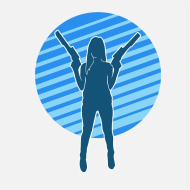 Seksi, zayıf bir kadın savaşçının silueti. Poz verirken pompalı tüfek taşıyor..