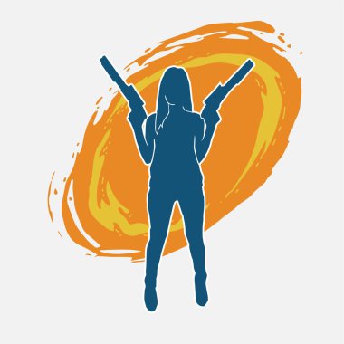 Seksi, zayıf bir kadın savaşçının silueti. Poz verirken pompalı tüfek taşıyor..